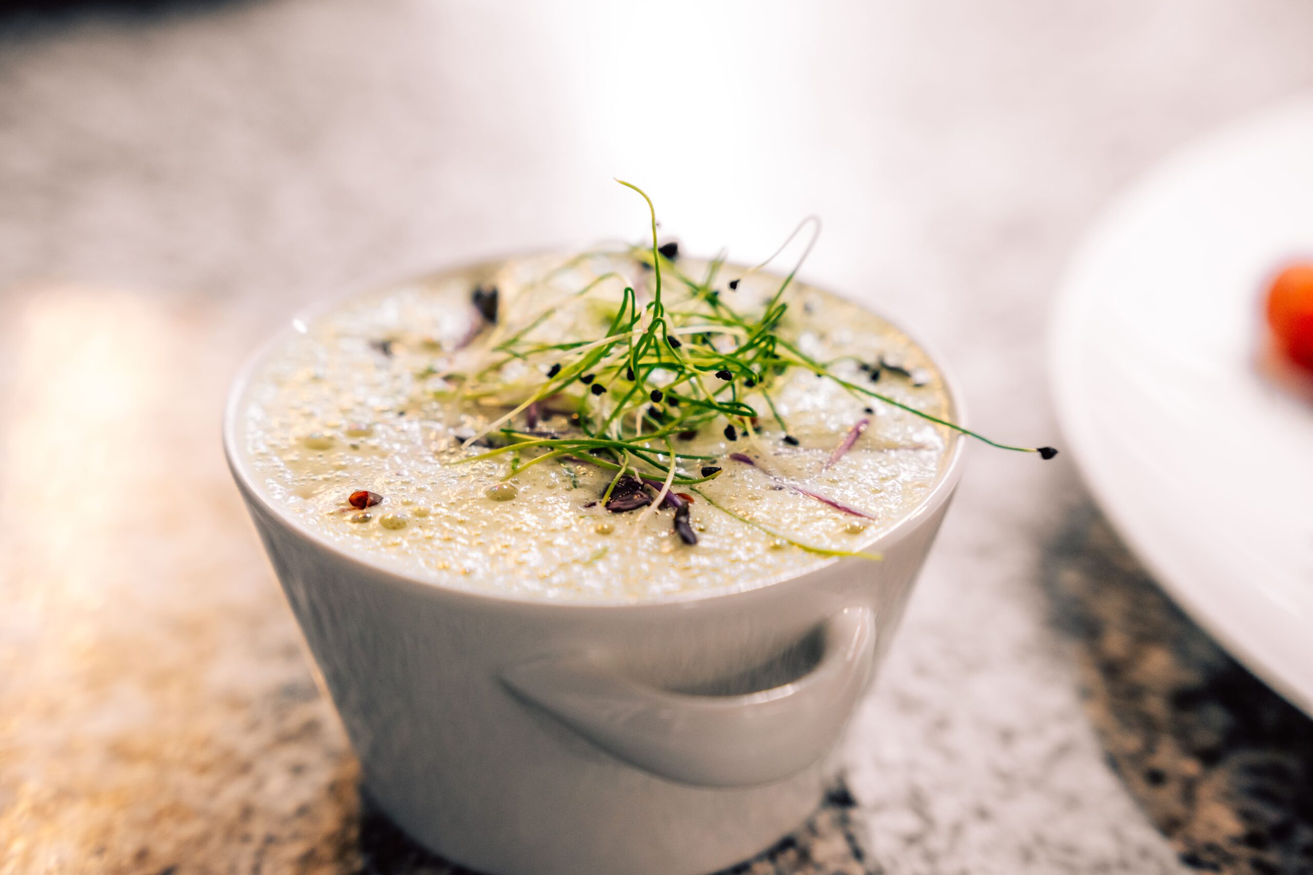 Blumenkohl-Cappuccino-Cremesuppe mit Matcha und weißer Schokolade