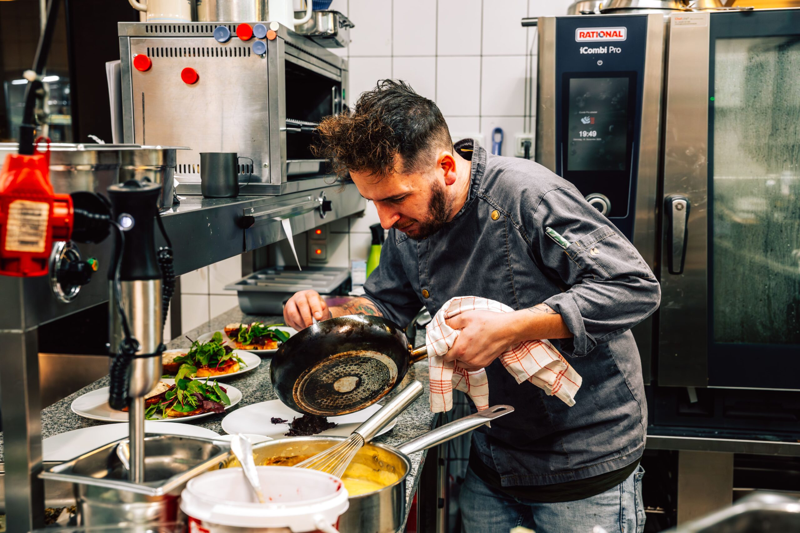 Koch richtet Teller an im Porthhof Restaurant