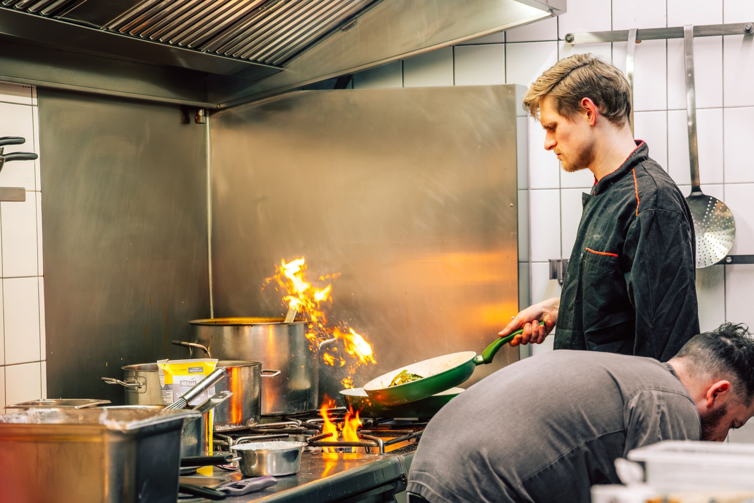 Koch beim flambieren im Porthhof