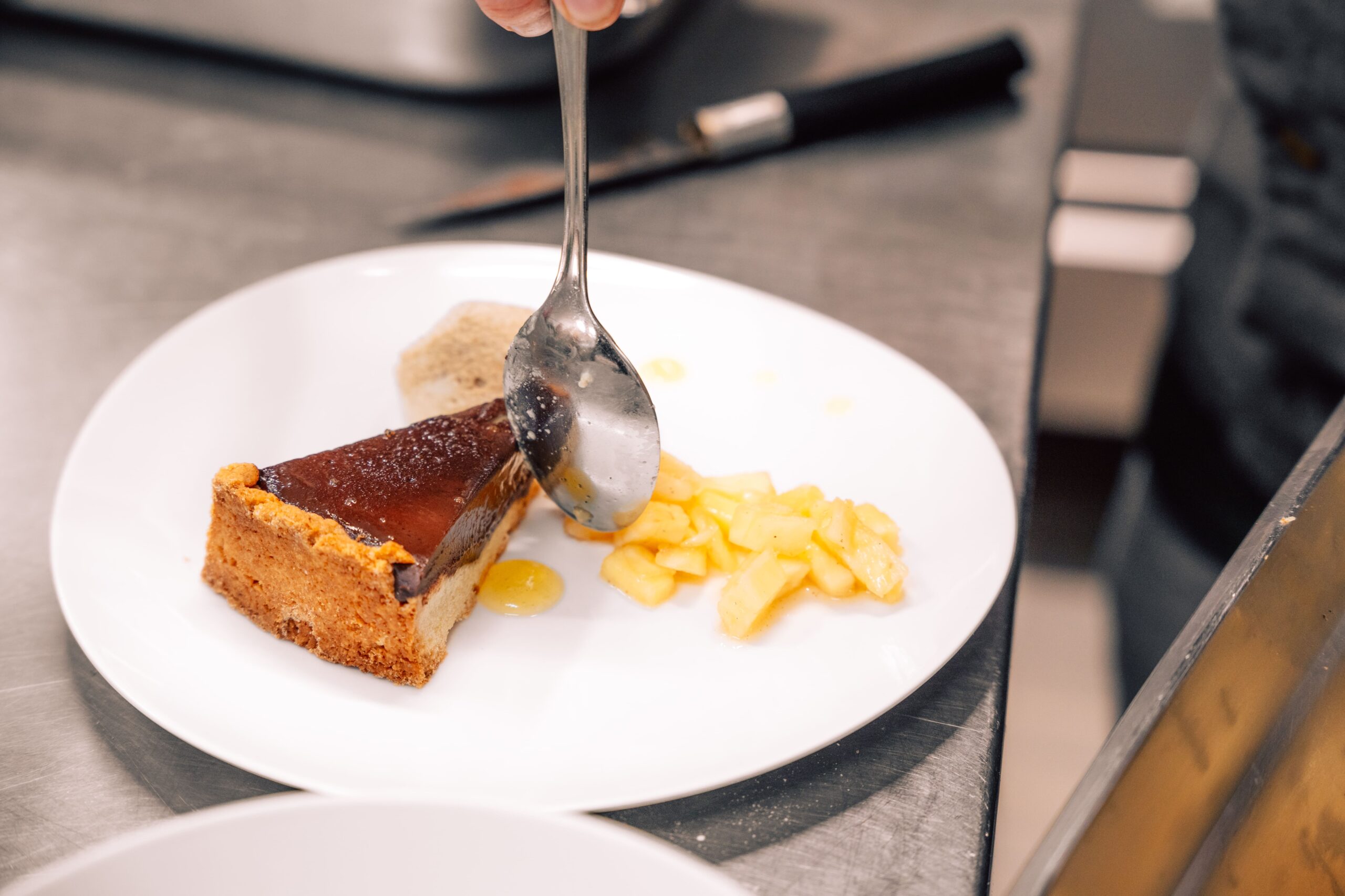 Schokoladentarte mit eingelegter Ananas, Mango-Gel und Tamarindenmousse